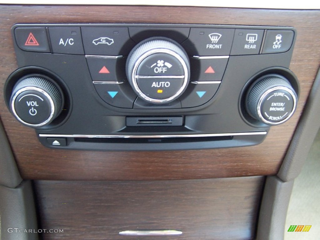 2013 Chrysler 300 C Luxury Series Controls Photo #85853434