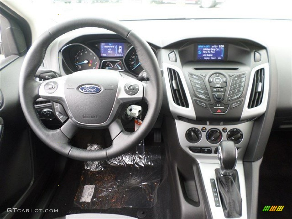 2014 Focus SE Sedan - Oxford White / Charcoal Black photo #14