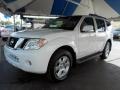 Avalanche White - Pathfinder SE Photo No. 3