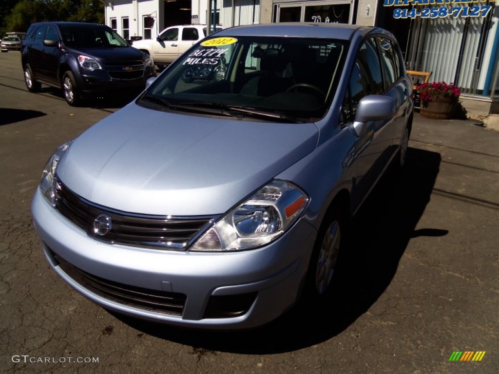 2012 Versa 1.8 S Hatchback - Arctic Blue Metallic / Charcoal photo #5