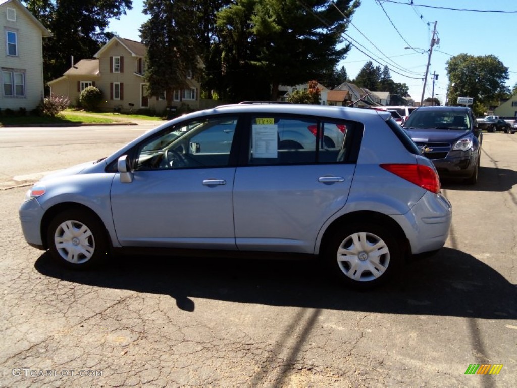 2012 Versa 1.8 S Hatchback - Arctic Blue Metallic / Charcoal photo #7