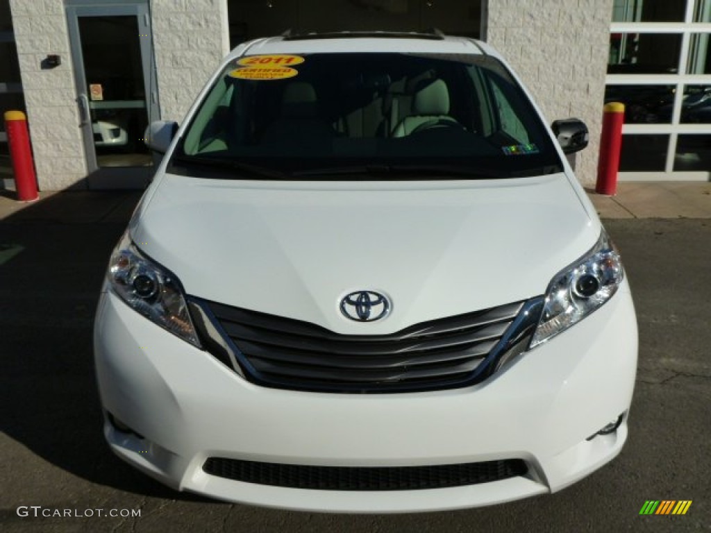 2011 Sienna XLE - Super White / Light Gray photo #8