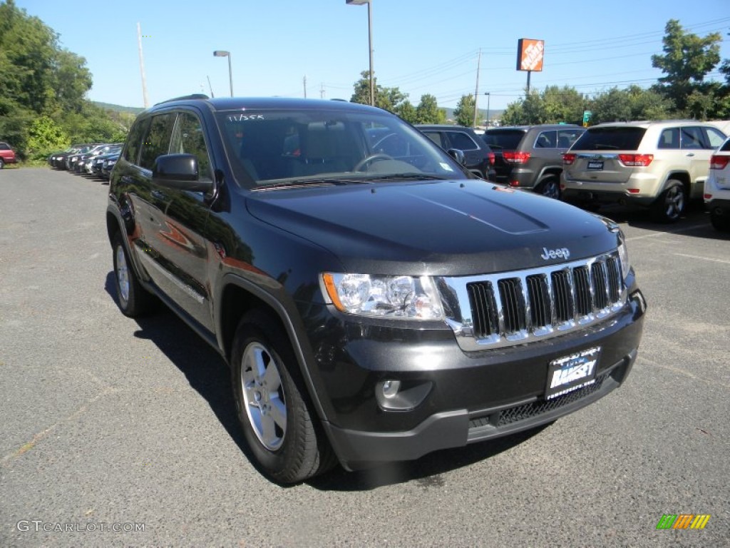 2011 Grand Cherokee Laredo 4x4 - Brilliant Black Crystal Pearl / Dark Graystone/Medium Graystone photo #1