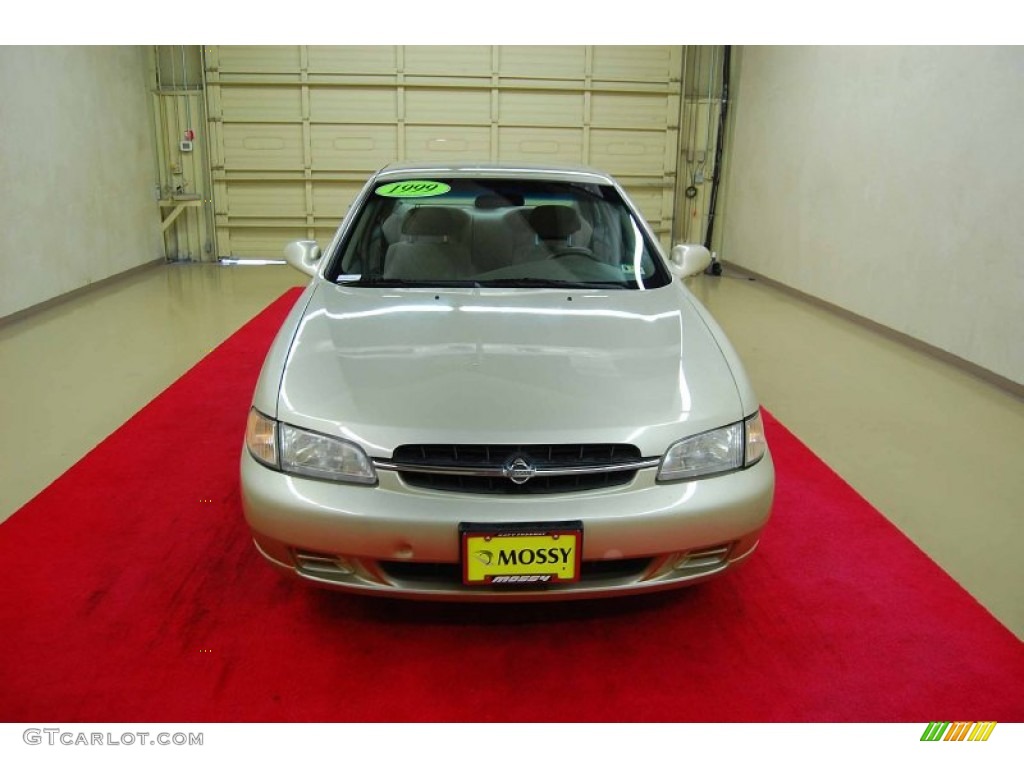 1999 Altima GXE - Champagne Metallic / Blond photo #2