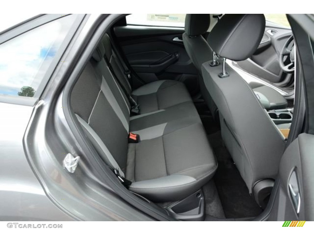 2014 Focus SE Sedan - Sterling Gray / Charcoal Black photo #15