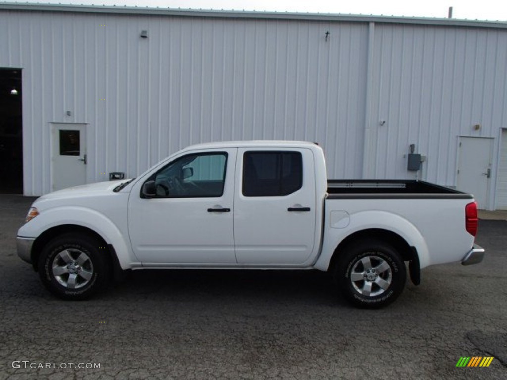 2011 Frontier SV Crew Cab 4x4 - Avalanche White / Beige photo #1