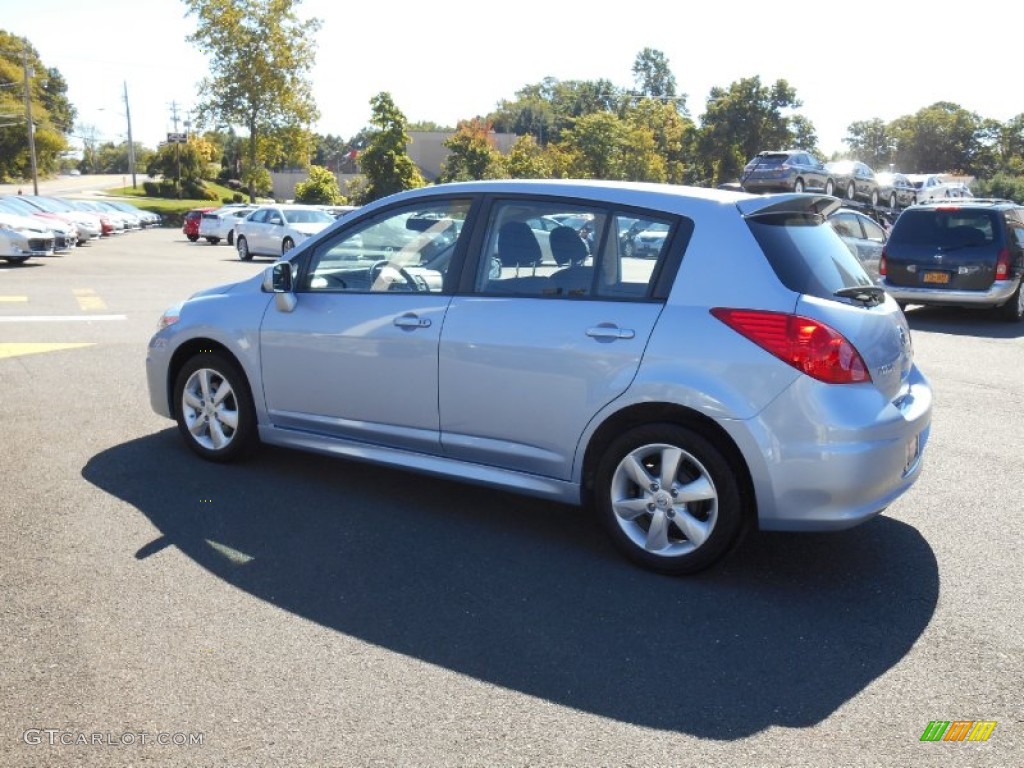 2012 Versa 1.8 SL Hatchback - Arctic Blue Metallic / Charcoal photo #7