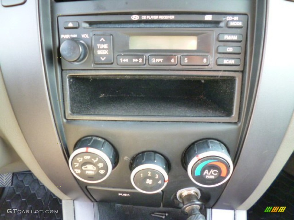 2006 Hyundai Tucson GL 4x4 Controls Photo #86009162