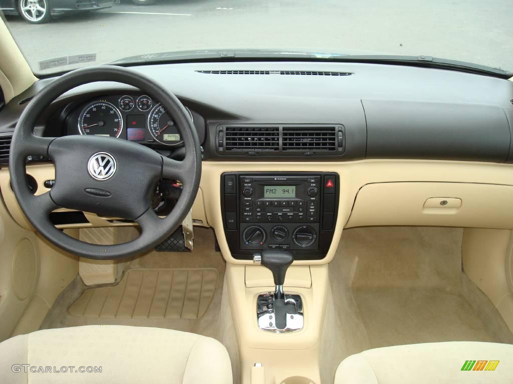 2003 Volkswagen Passat GLS Sedan Beige Dashboard Photo #8601044