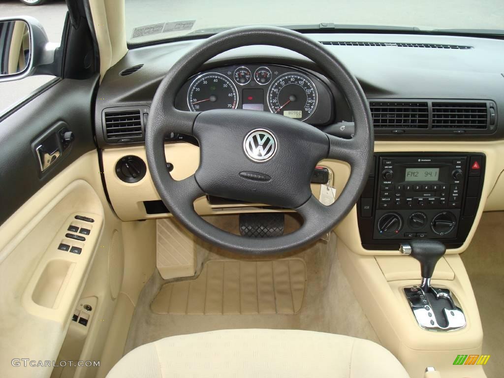 2003 Volkswagen Passat GLS Sedan Dashboard Photos