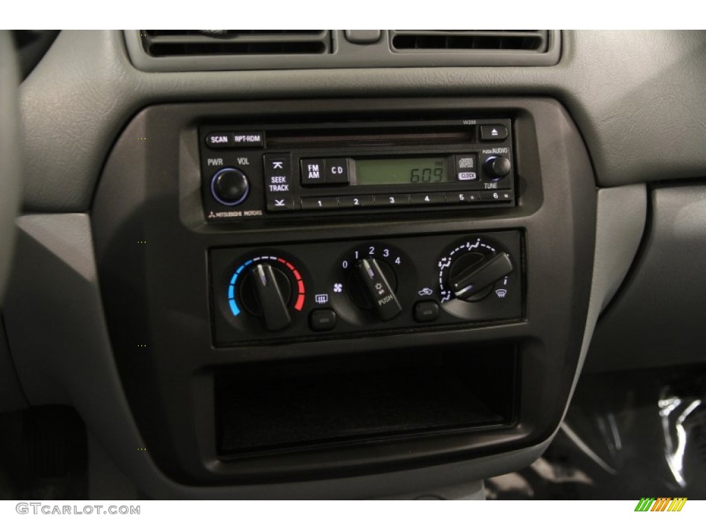 2003 Mitsubishi Galant DE Controls Photo #86041971