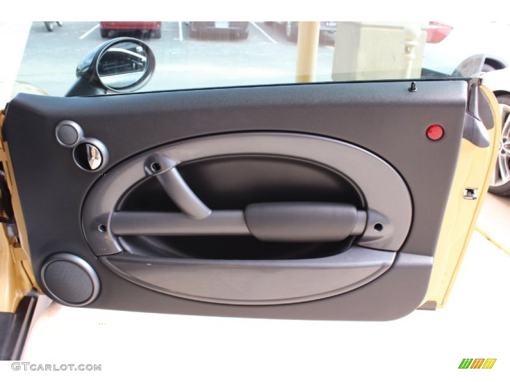 2004 Cooper Hardtop - Solid Gold Metallic / Panther Black photo #28