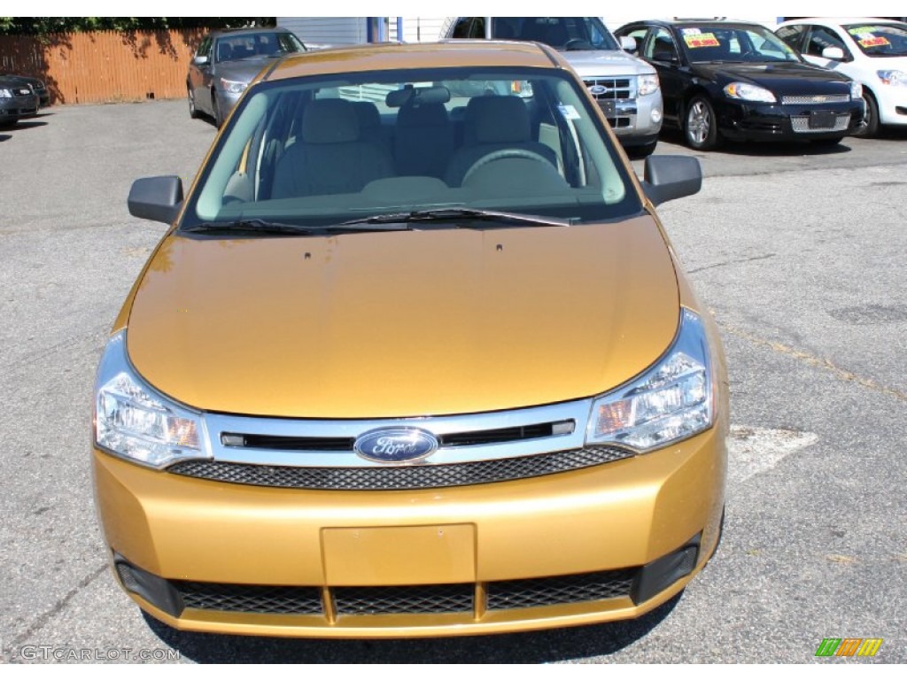 2009 Focus SE Sedan - Amber Gold Metallic / Medium Stone photo #2