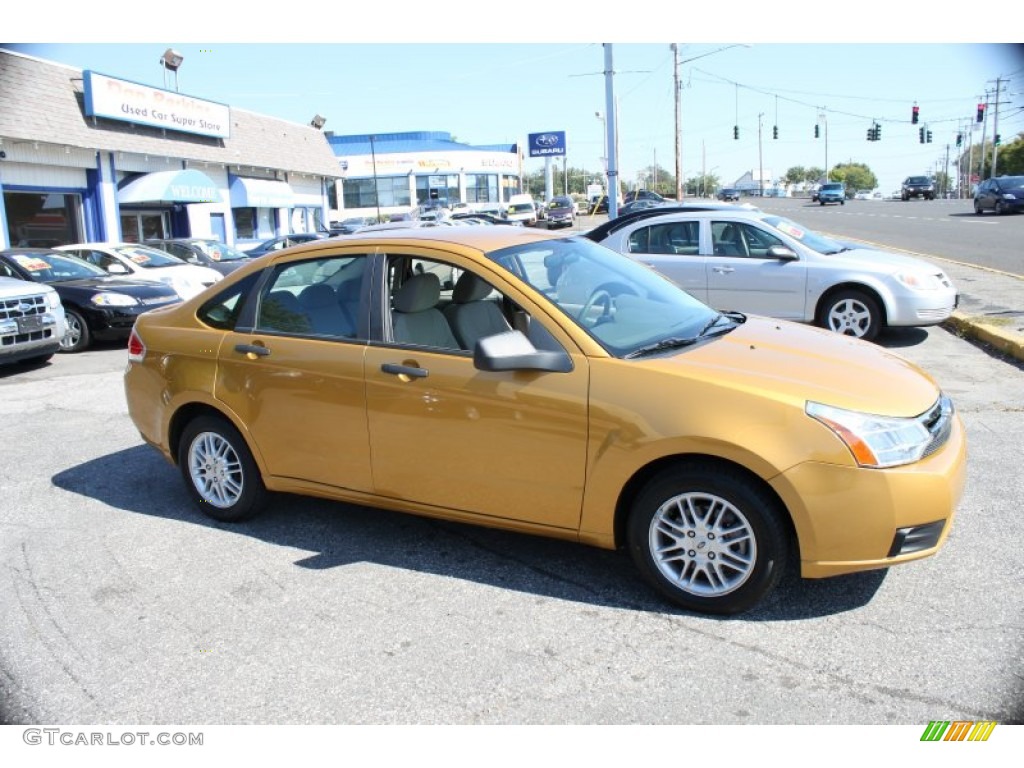 2009 Focus SE Sedan - Amber Gold Metallic / Medium Stone photo #4
