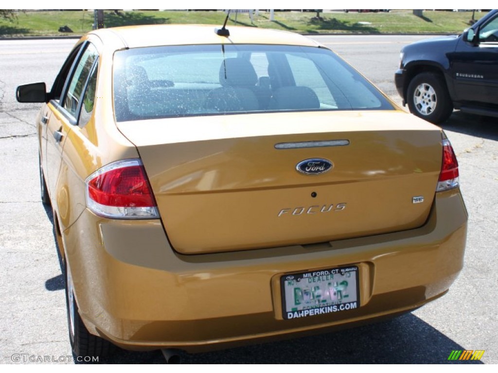2009 Focus SE Sedan - Amber Gold Metallic / Medium Stone photo #7