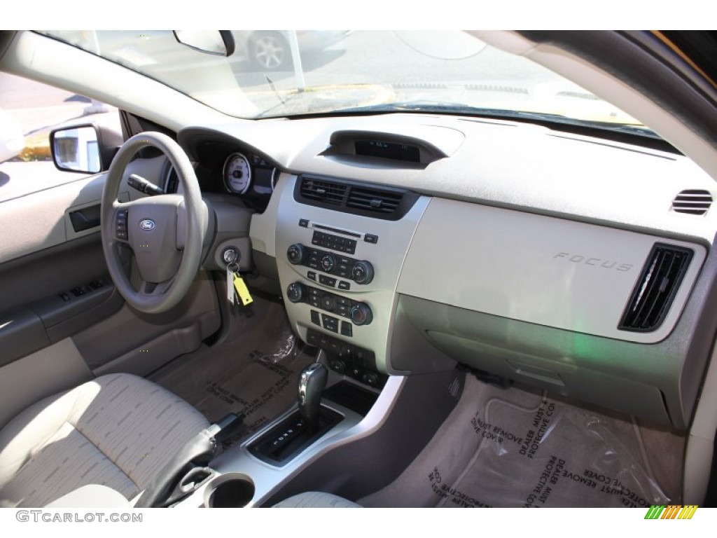 2009 Focus SE Sedan - Amber Gold Metallic / Medium Stone photo #9