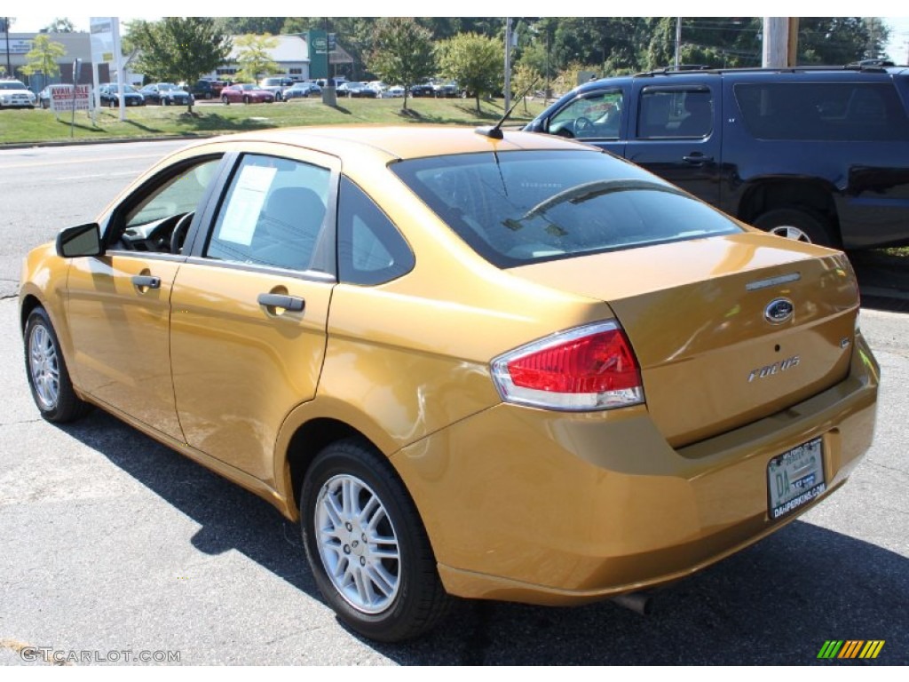 2009 Focus SE Sedan - Amber Gold Metallic / Medium Stone photo #10