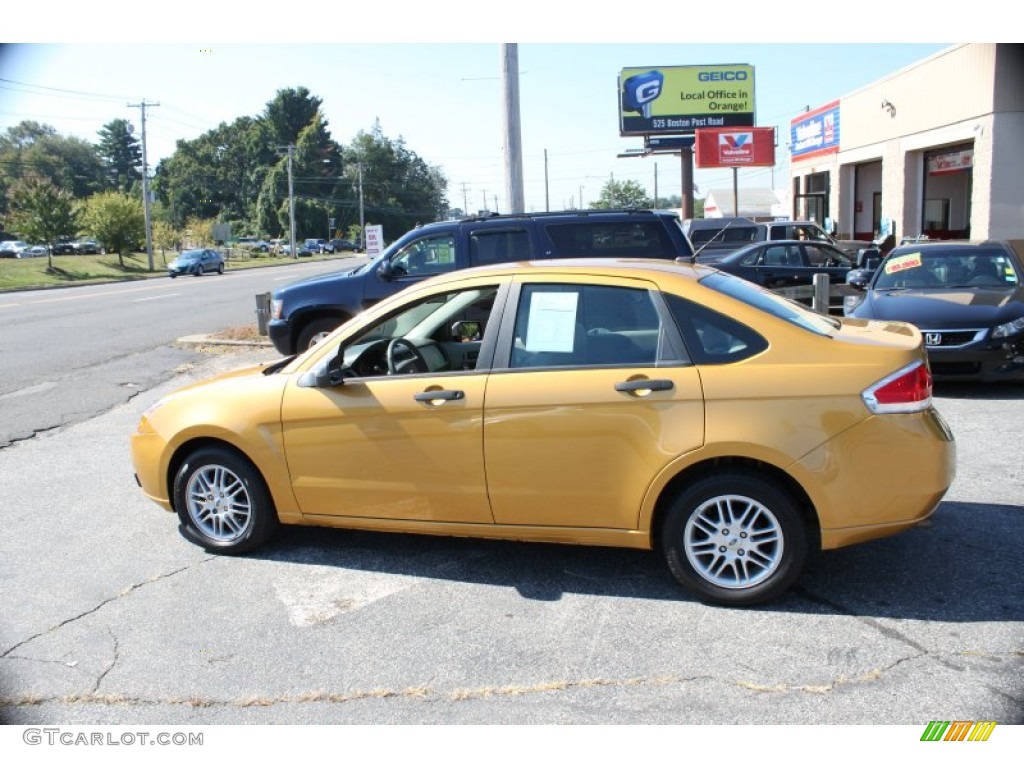 2009 Focus SE Sedan - Amber Gold Metallic / Medium Stone photo #11