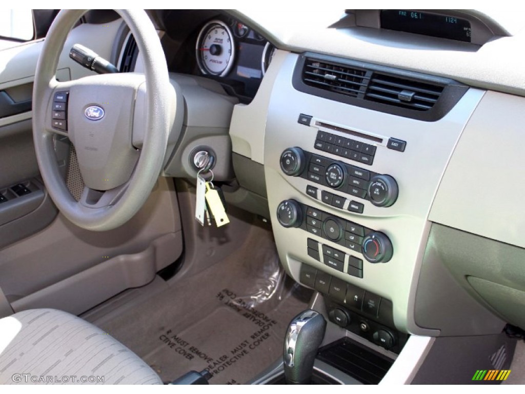 2009 Focus SE Sedan - Amber Gold Metallic / Medium Stone photo #15