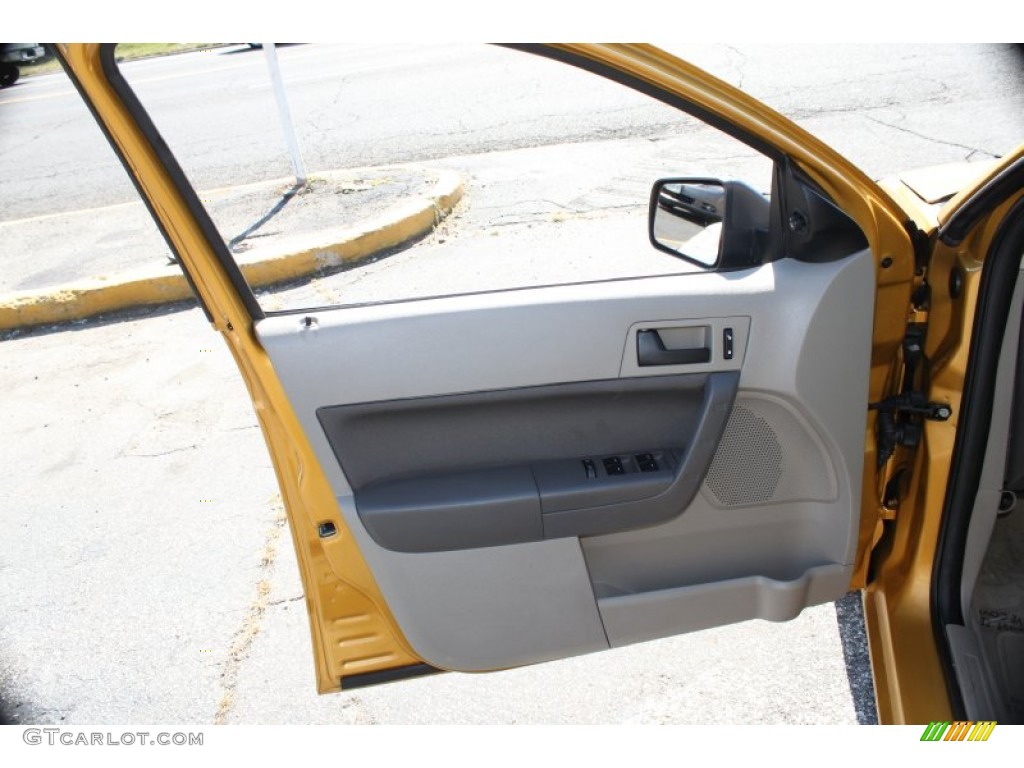 2009 Focus SE Sedan - Amber Gold Metallic / Medium Stone photo #18