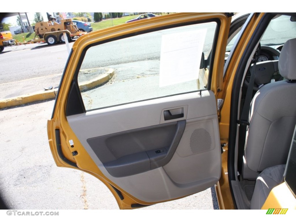 2009 Focus SE Sedan - Amber Gold Metallic / Medium Stone photo #19