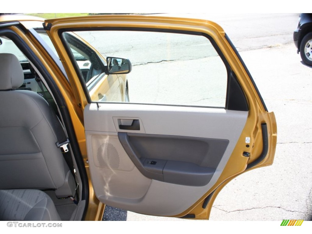 2009 Focus SE Sedan - Amber Gold Metallic / Medium Stone photo #20