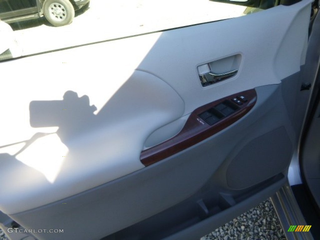 2014 Sienna XLE - Silver Sky Metallic / Light Gray photo #14