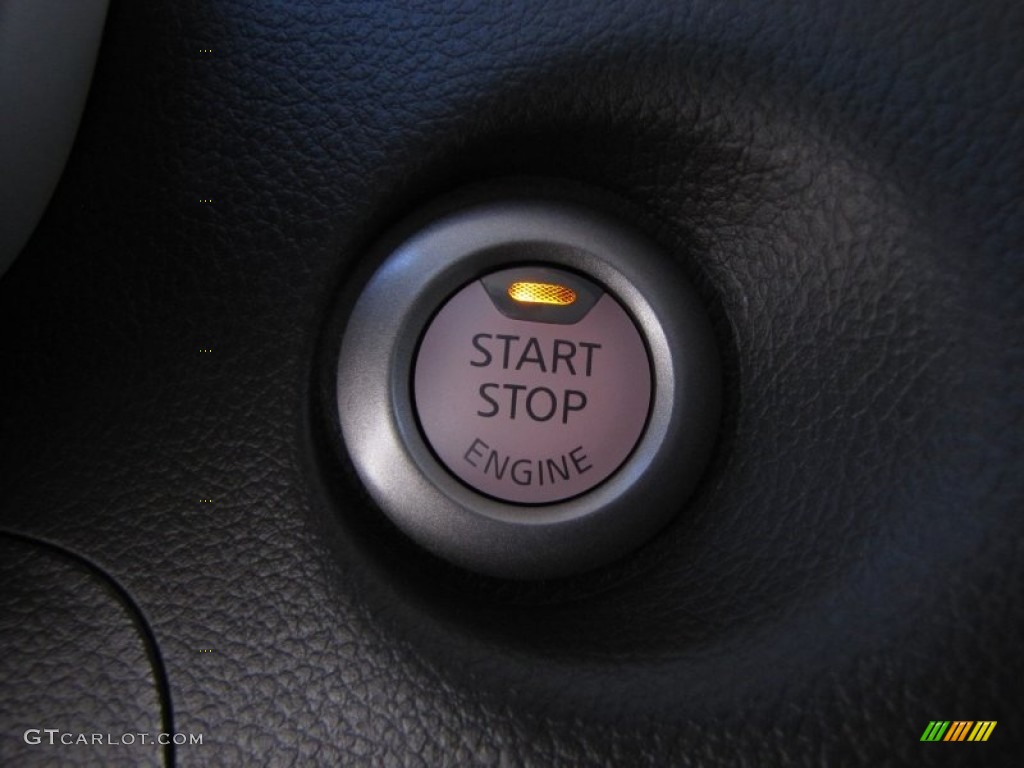2013 Nissan Cube 1.8 SL Controls Photo #86078053