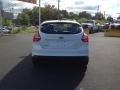 Oxford White - Focus SE 5-Door Photo No. 6