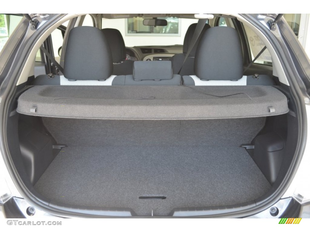 2014 Toyota Yaris LE 5 Door Trunk Photo #86110129