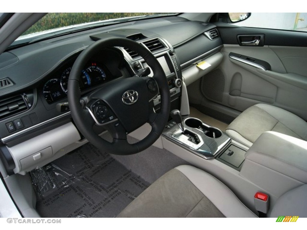 Ivory Interior 2014 Toyota Camry Hybrid XLE Photo #86110351