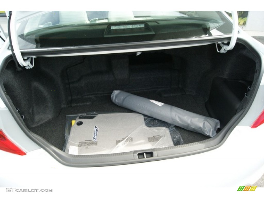 2014 Toyota Camry Hybrid XLE Trunk Photos