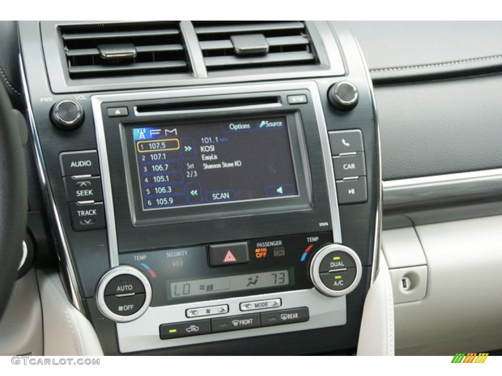 2014 Toyota Camry Hybrid LE Controls Photo #86110810
