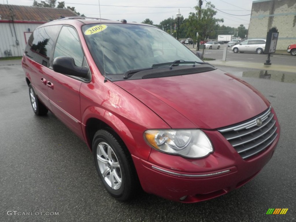 Inferno Red Pearl 2005 Chrysler Town & Country Limited Exterior Photo #86139606