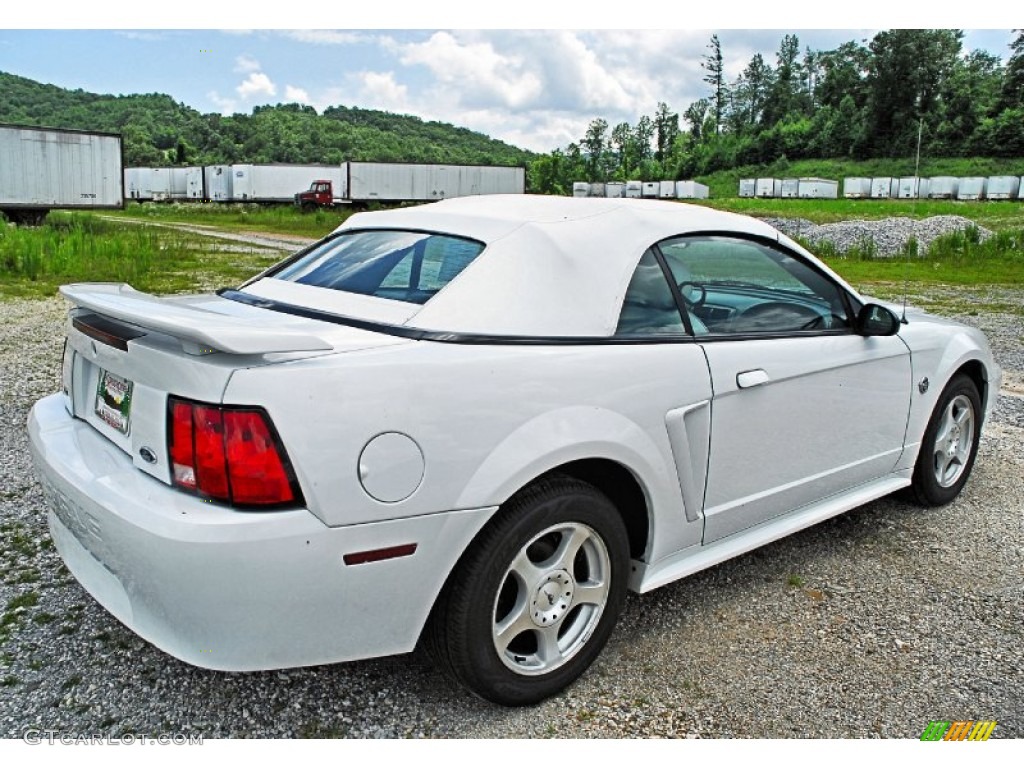 2004 Mustang V6 Convertible - Oxford White / Oxford White photo #17