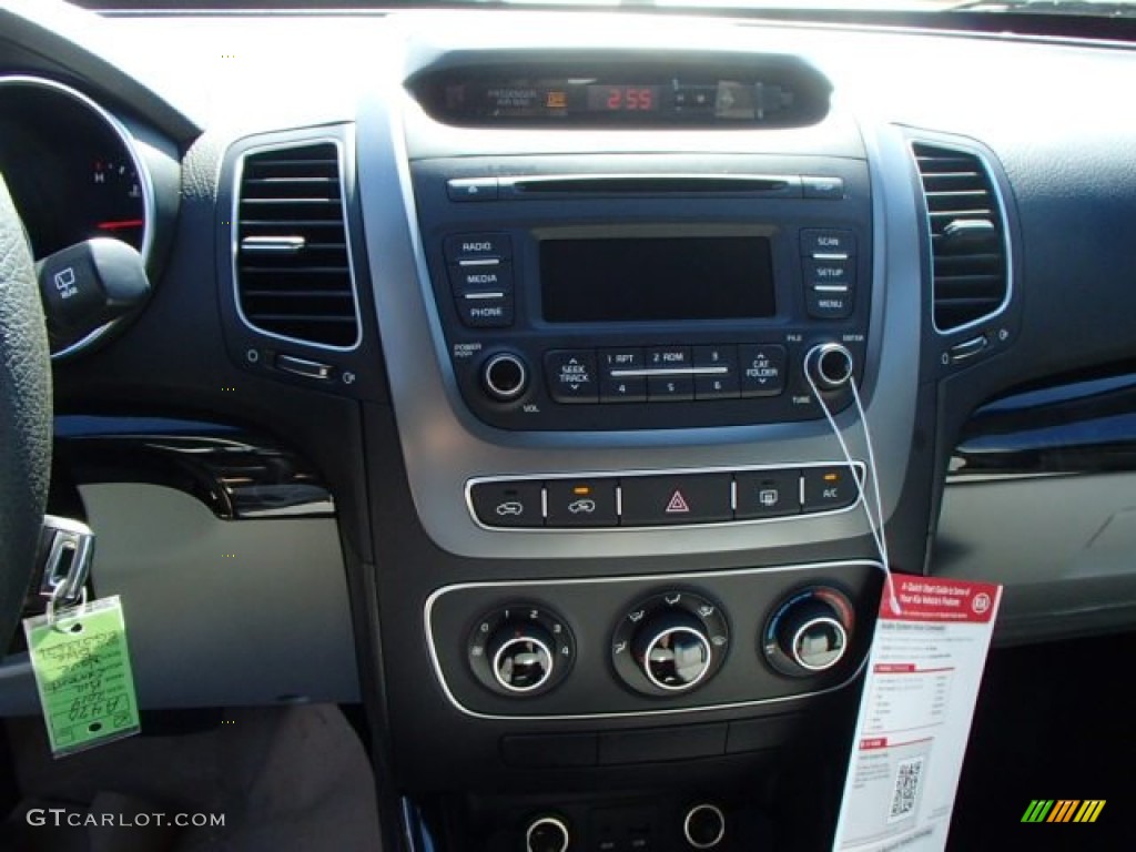 2014 Kia Sorento LX Controls Photo #86178872