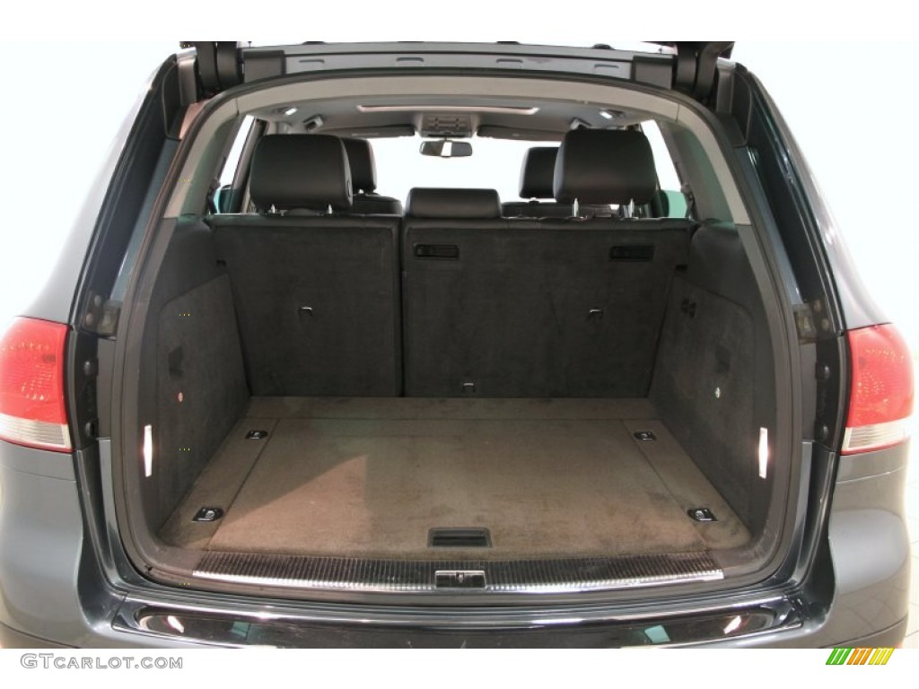 2005 Volkswagen Touareg V6 Trunk Photos
