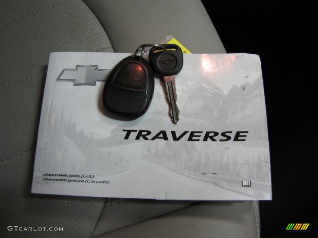 2010 Traverse LTZ AWD - Silver Ice Metallic / Light Gray photo #35