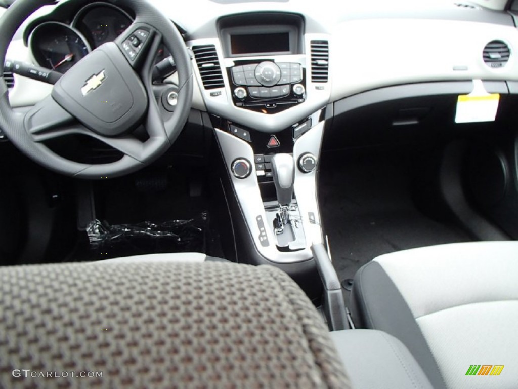 2014 Cruze LS - Rainforest Green Metallic / Jet Black/Medium Titanium photo #5