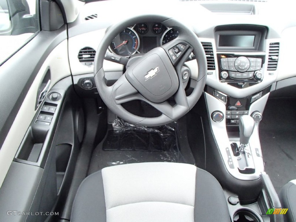 2014 Cruze LS - Rainforest Green Metallic / Jet Black/Medium Titanium photo #6