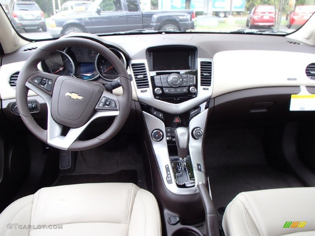 2014 Chevrolet Cruze LT Cocoa/Light Neutral Dashboard Photo #86208239
