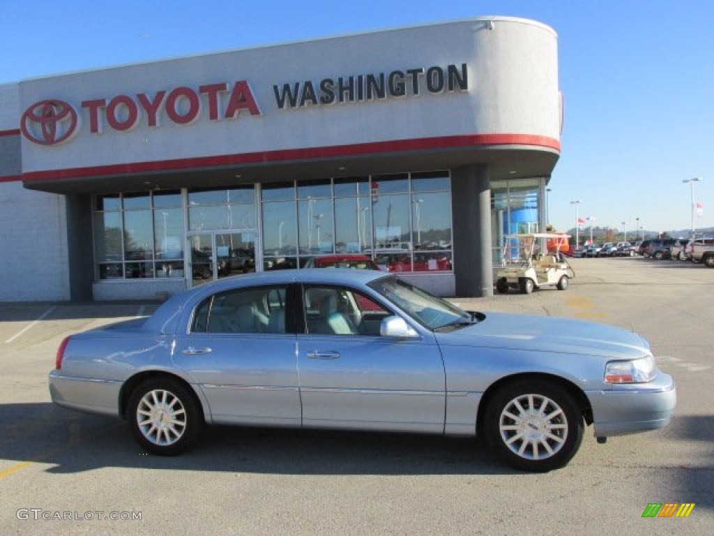 2006 Town Car Signature - Light Ice Blue Metallic / Medium Light Stone photo #2