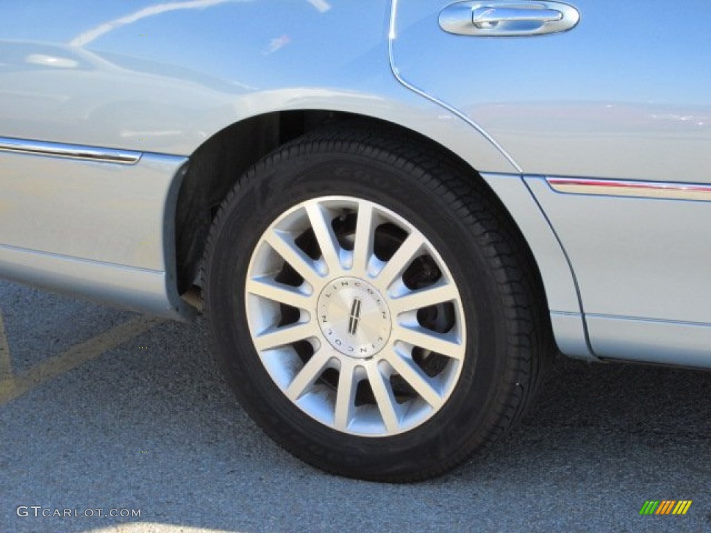 2006 Town Car Signature - Light Ice Blue Metallic / Medium Light Stone photo #3