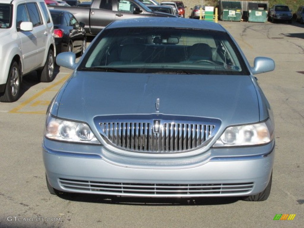 2006 Town Car Signature - Light Ice Blue Metallic / Medium Light Stone photo #4