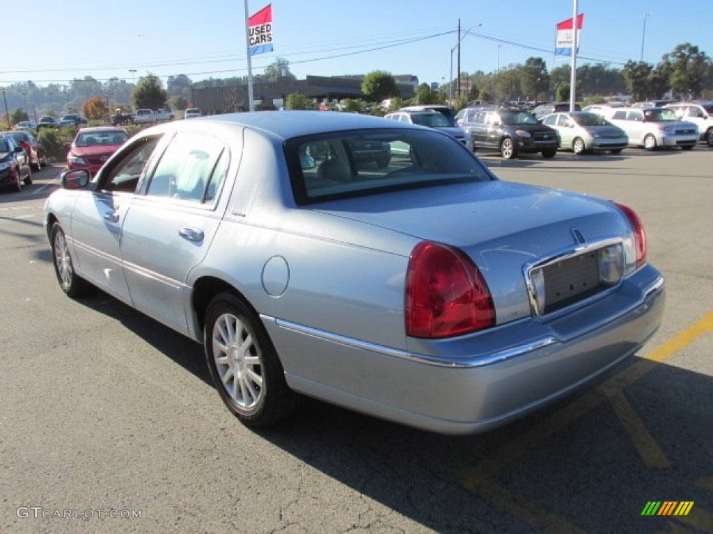 2006 Town Car Signature - Light Ice Blue Metallic / Medium Light Stone photo #8