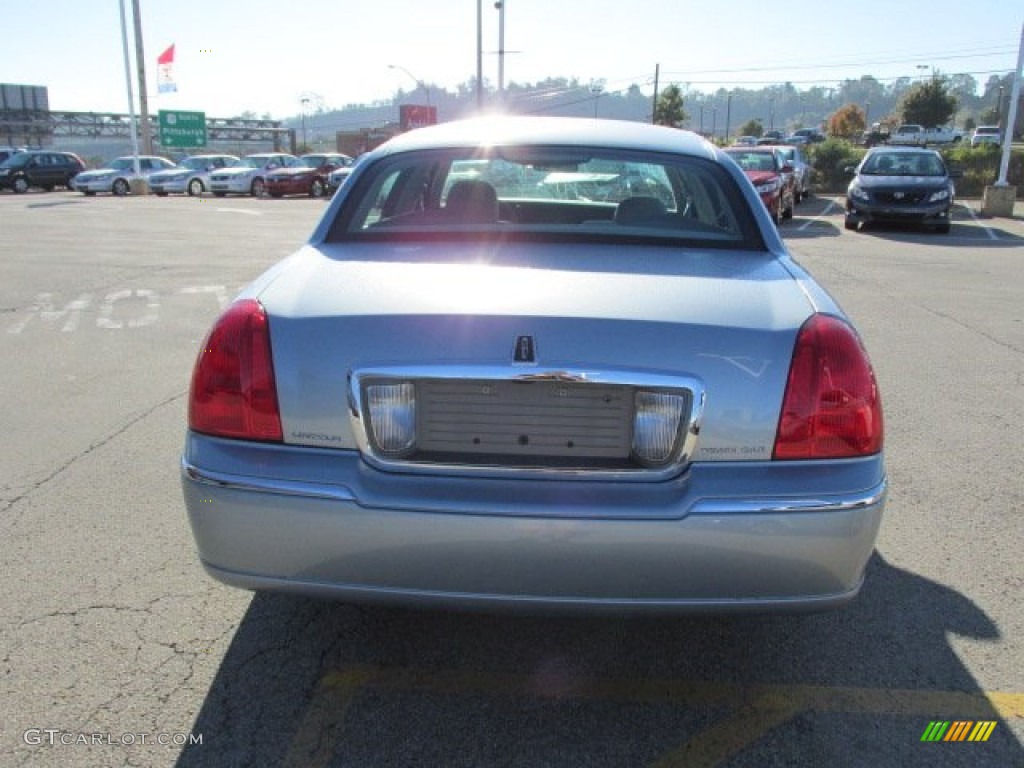 2006 Town Car Signature - Light Ice Blue Metallic / Medium Light Stone photo #9