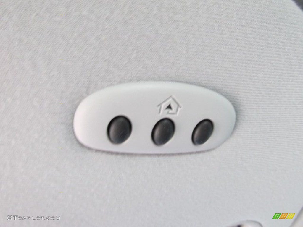 2006 Town Car Signature - Light Ice Blue Metallic / Medium Light Stone photo #14