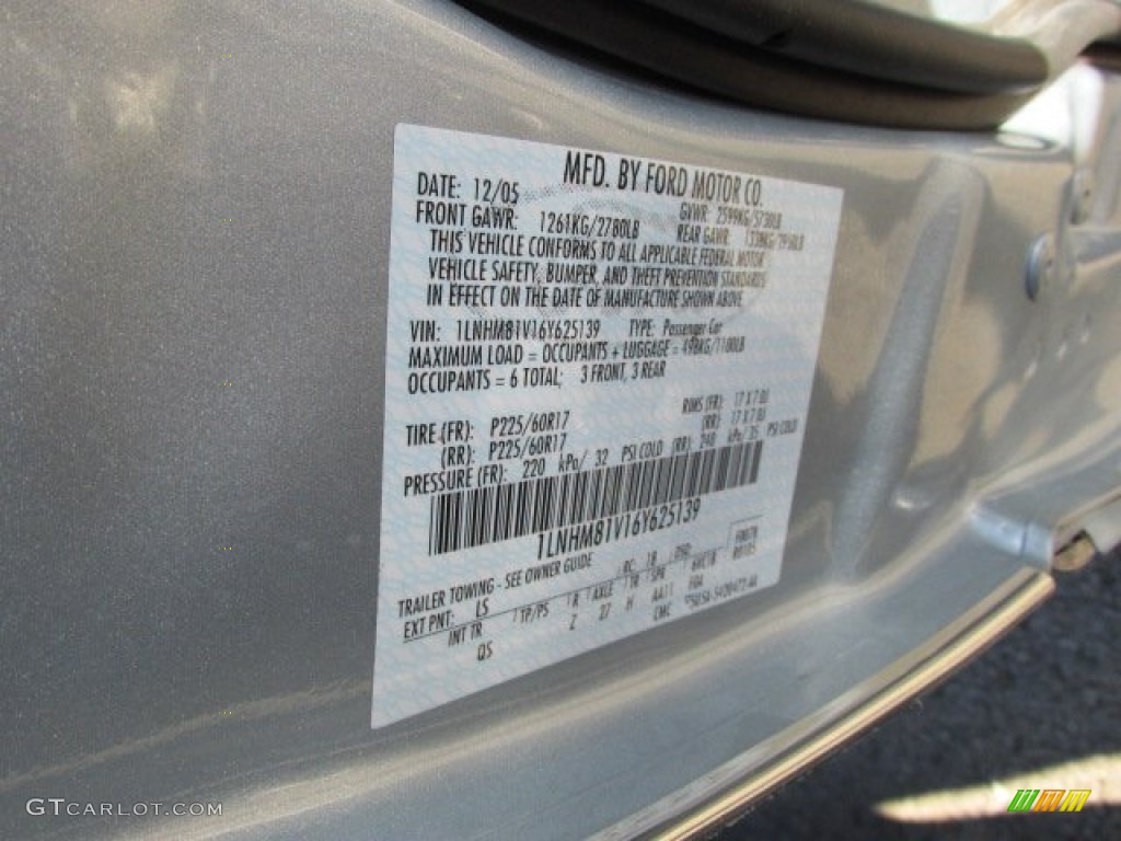 2006 Town Car Signature - Light Ice Blue Metallic / Medium Light Stone photo #19