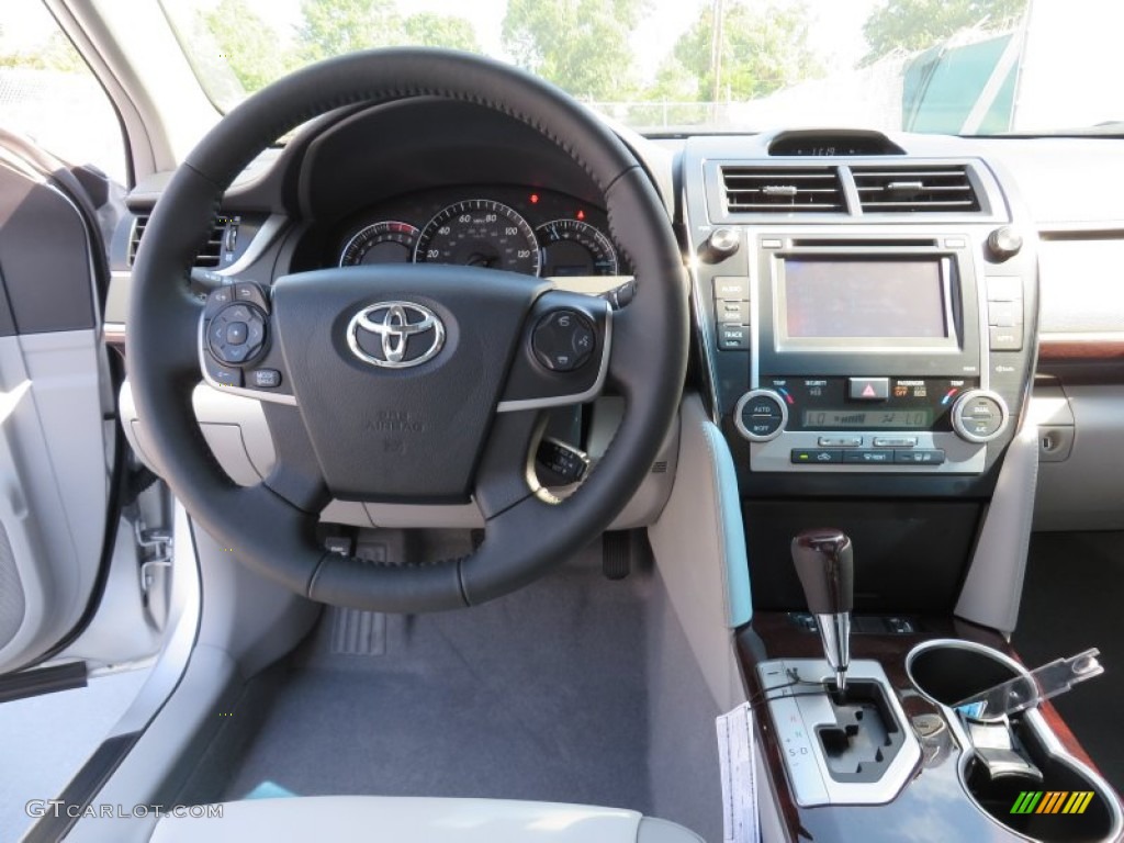 2014 Camry XLE - Classic Silver Metallic / Ash photo #29