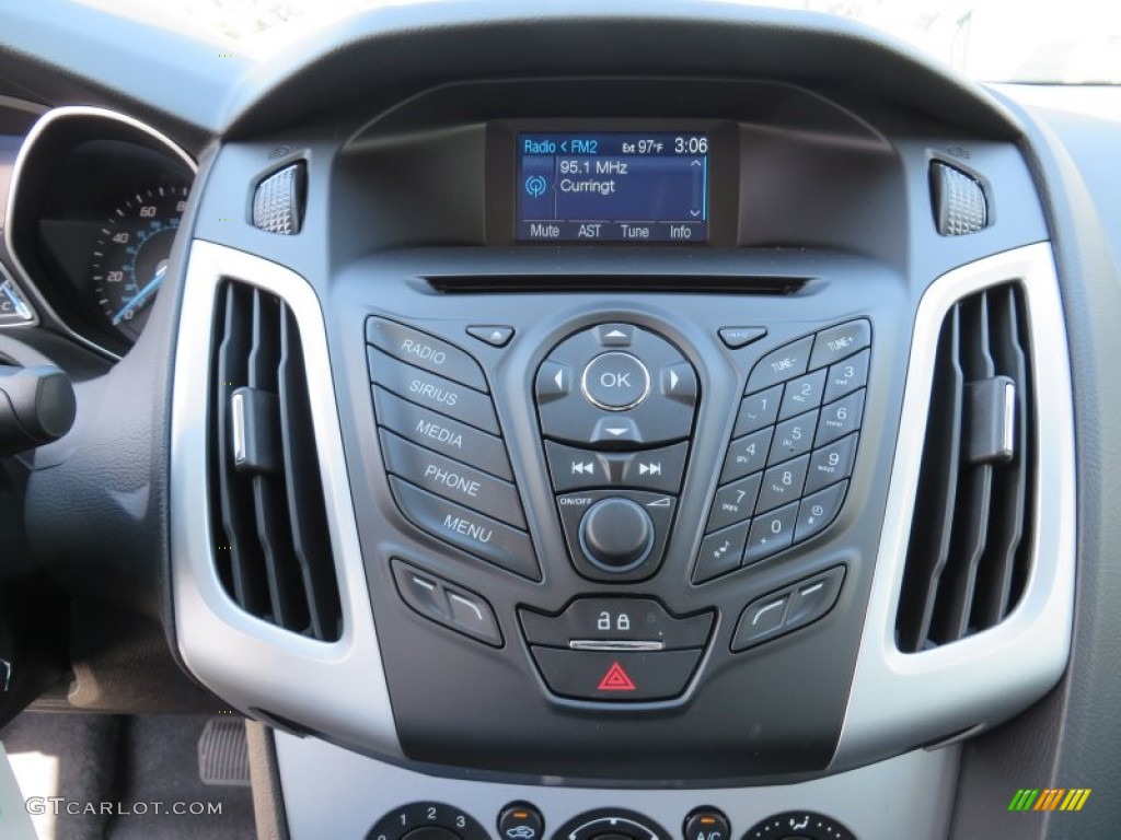 2014 Ford Focus SE Sedan Controls Photo #86239262